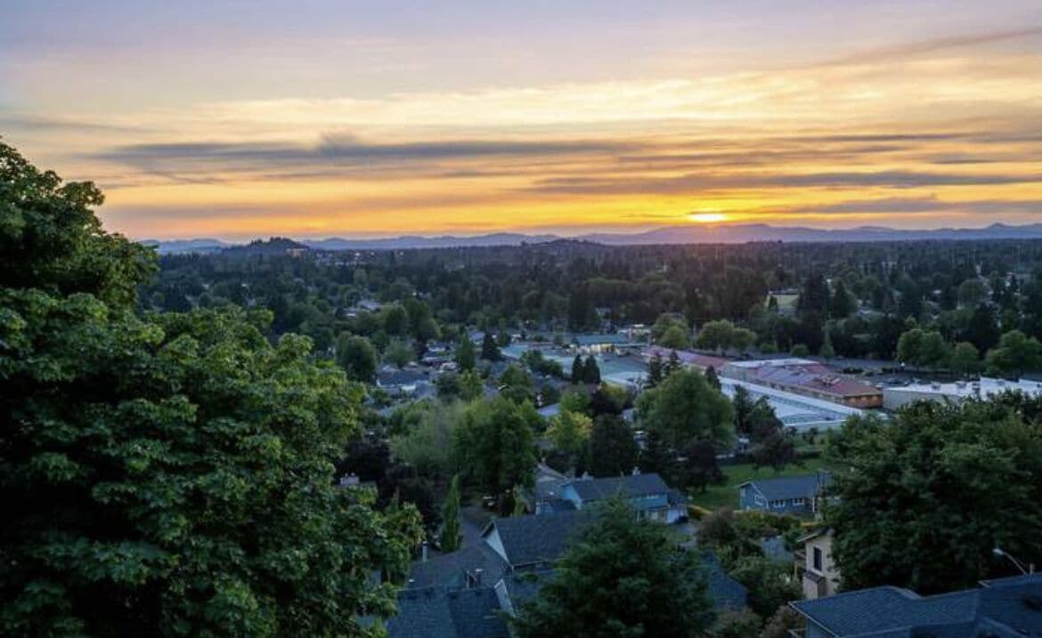Luxurious 4 floor Gem, 1 Mile E of Autzen,Hilltop views,Sauna and Massage Chairs