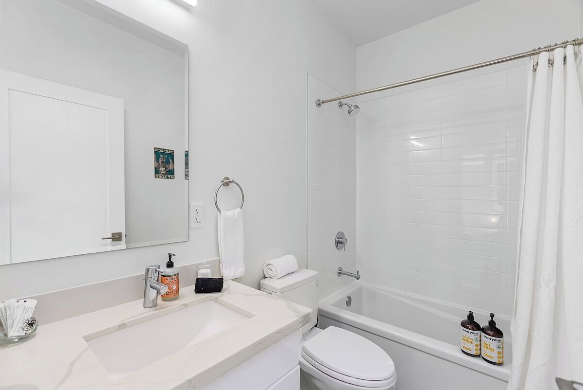 Combined shower/tub, hair dryer, towels