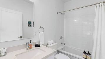 Combined shower/tub, hair dryer, towels