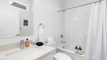 Tina con regadera, secadora de cabello, toallas