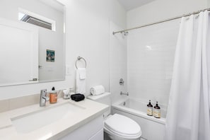 Combined shower/tub, hair dryer, towels - The Golden Lion Sweet Suite (Seattle)