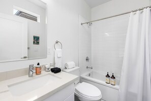 Ducha y bañera combinadas, secador de pelo y toallas