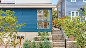 Exterior - The Golden Lion Sweet Suite (Seattle)