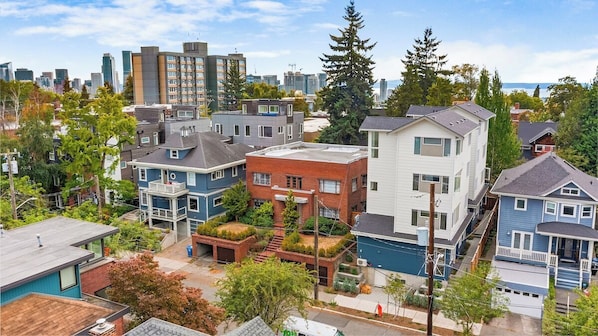 Exterior - The Golden Lion Sweet Suite (Seattle)