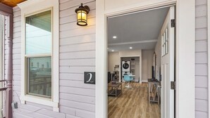 Un intérieur moderne avec un plancher en bois, un coin cuisine et un espace repas.
