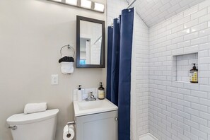 Ensemble douche/baignoire, sèche-cheveux