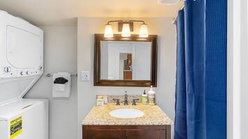 Ensemble baignoire-douche, séchoir à cheveux