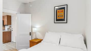 1 habitación, tabla de planchar con plancha, wifi y ropa de cama