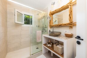 Douche, séchoir à cheveux, serviettes fournies