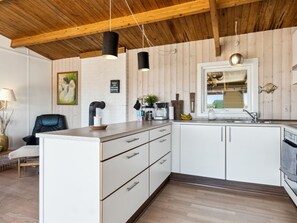 Køleskab, mikrobølgeovn, ovn, højstol
