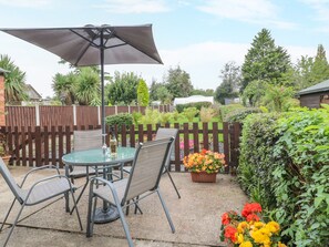 Outdoor dining - Hideaway (Alfreton)