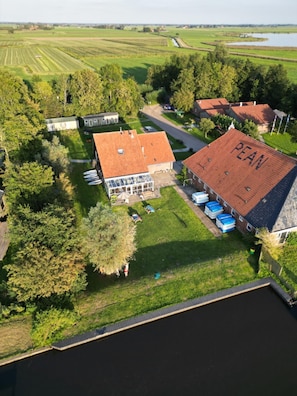 Room - De Berch Groepsaccommodatie aan het Water Voor 15 tot 40 Personen (Nes)