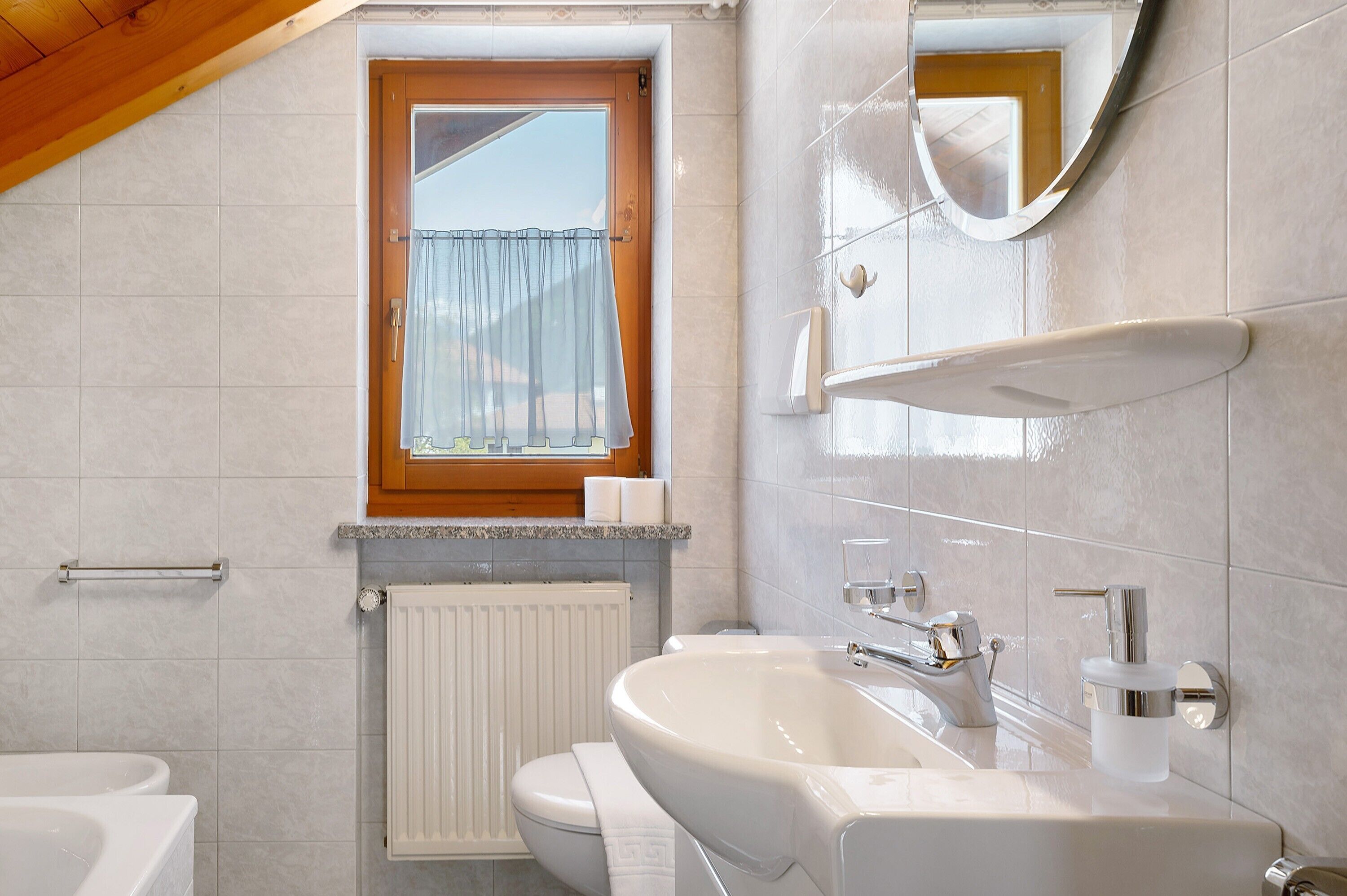 Badewanne, Haartrockner, Handtücher