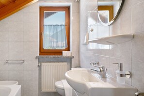 Bathtub, hair dryer, towels - Apartment 'Mayr Fünf' with Mountain View, Balcony and Wi-Fi (Plaus)