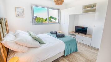 3 slaapkamers, een strijkplank/strijkijzer, reisbedje, gratis wifi