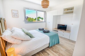 3 quartos, ferros/tábuas de passar roupa, berço de viagem