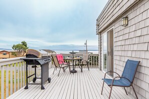 Outdoor dining - Beach Lookout Retreat by AvantStay | Rooftop Views (Coupeville)