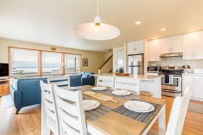Dining - Beach Lookout Retreat by AvantStay | Rooftop Views (Coupeville)
