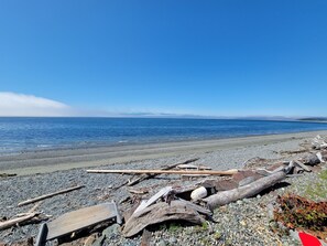 On the beach - Beach Lookout Retreat by AvantStay | Rooftop Views (Coupeville)