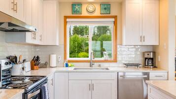 KĂŒhlschrank, Mikrowelle, Ofen, Herdplatte