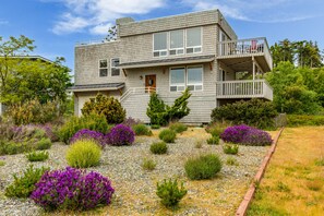 Exterior - Beach Lookout Retreat by AvantStay | Rooftop Views (Coupeville)