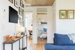 Smart TV, books - Swan Lake Cottage by AvantStay | Views + Firepit (Oak Harbor)