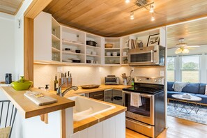 Fridge, microwave, oven, stovetop - Swan Lake Cottage by AvantStay | Views + Firepit (Oak Harbor)