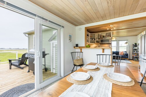 Swan Lake Cottage by AvantStay | Views + Firepit