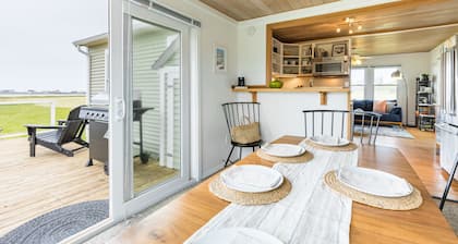 Swan Lake Cottage by AvantStay | Views + Firepit