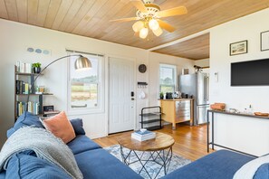 Smart TV, books - Swan Lake Cottage by AvantStay | Views + Firepit (Oak Harbor)