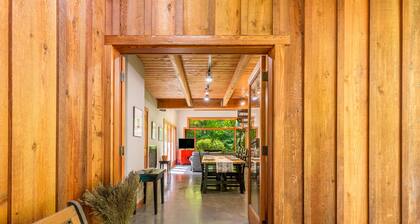 Rhythm Waters by AvantStay | Garden Paradise, Pond