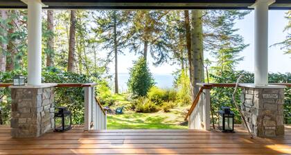 Westside Waterfront View Home - AvantStay | Hottub
