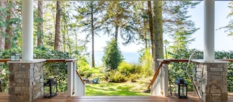 Westside Waterfront View Home - AvantStay | Hottub
