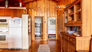 4 bedrooms, desk, iron/ironing board, free WiFi