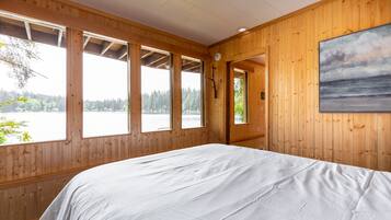 4 bedrooms, desk, iron/ironing board, free WiFi