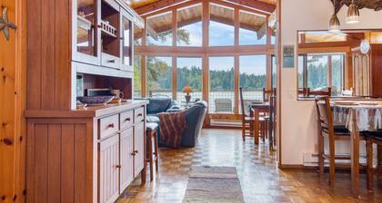 Goss Lake Getaway by AvantStay | Lakefront Escape