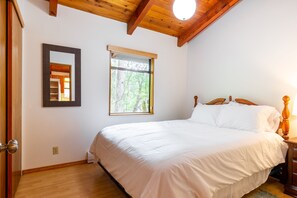 4 bedrooms, desk, iron/ironing board, free WiFi