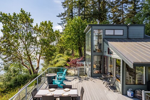 Whidbey Island Waterfront Home with Hot Tub & Sunset Views | Saratoga Vista