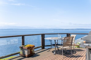 Outdoor dining - The Majestic Blue View by AvantStay | Waterfront (Freeland)