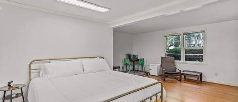 Een strijkplank/strijkijzer, wifi, beddengoed