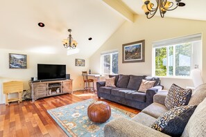 Smart TV, chimenea, estéreo y oficina 