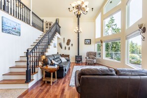 Smart TV, fireplace, stereo, offices