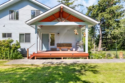 Harborview Getaway by AvantStay | Walk to Beach