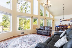 Smart TV, fireplace, stereo, offices