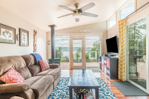 Wolf Beach Cottage by AvantStay | Harbor Views