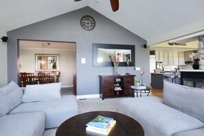 Smart TV, fireplace, stereo, offices - Fairway Harbor View by AvantStay | Outdoor Oasis (Freeland)