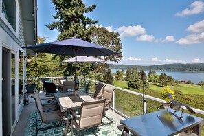 Outdoor dining - Fairway Harbor View by AvantStay | Outdoor Oasis (Freeland)