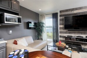 Smart TV, fireplace, stereo, offices - Fairway Harbor View by AvantStay | Outdoor Oasis (Freeland)