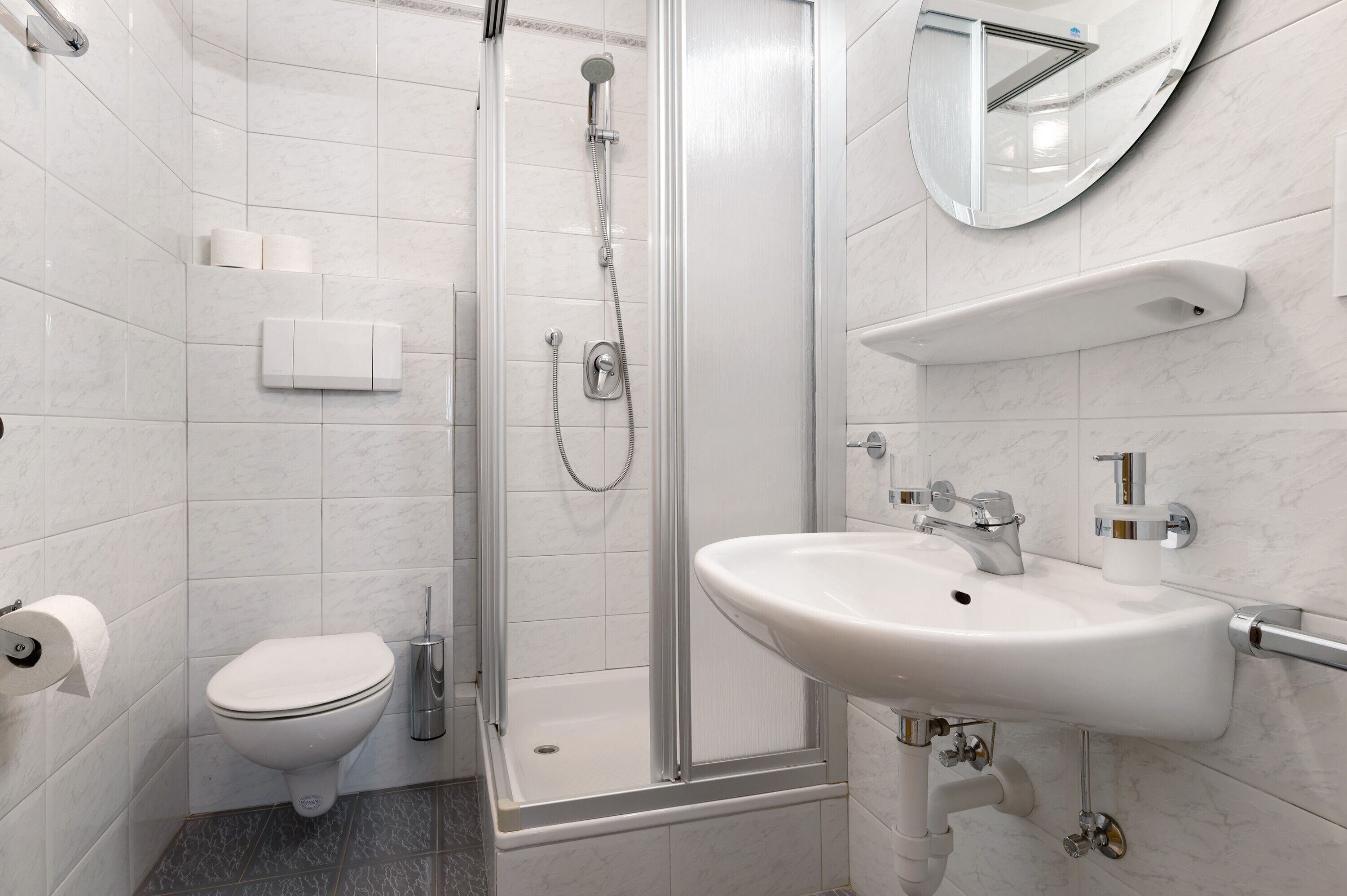 Dusche, Haartrockner, Handtücher