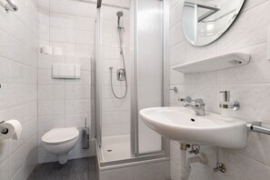 Douche, sèche-cheveux, serviettes fournies